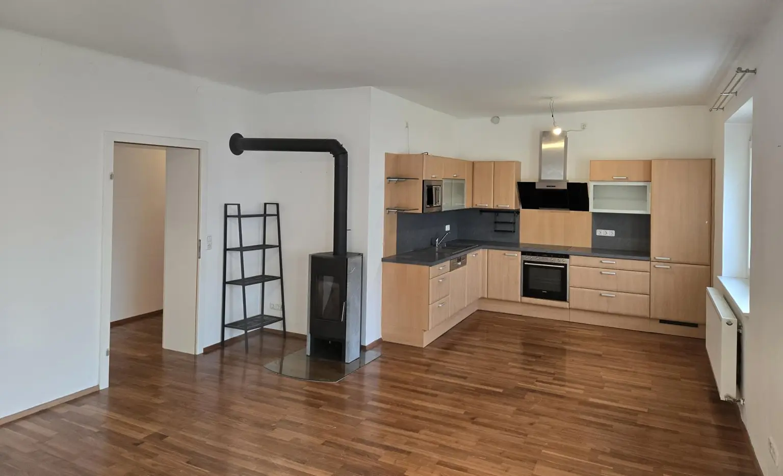 Hauptzimmer mit Wohnküche und Schwedenofen