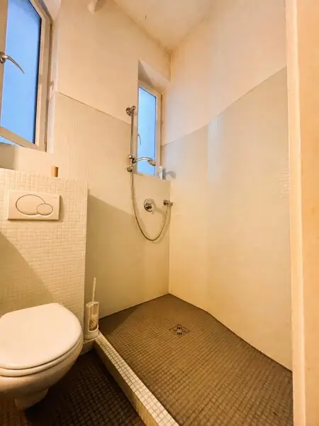 Bad mit Dusche, WC, Waschbecken + Fenster