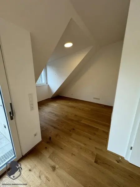 Stilvoll wohnen im Herzen von Wien: Dachgeschosswohnung mit Terrasse und Parkplatz in 1140 Wien!