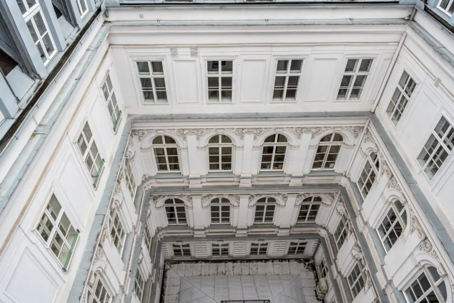 Die Nummer Eins im Ersten! 1.077 m² Bürofläche im prestigeträchtigen Jahrhundertwendehaus! Klimatisiert! Nähe U2 Schottentor!