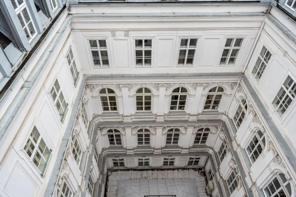 Die Nummer Eins im Ersten! 1.077 m² Bürofläche im prestigeträchtigen Jahrhundertwendehaus! Klimatisiert! Nähe U2 Schottentor!