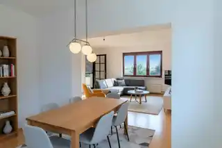 Essbereich mit Blick zum Wohnbereich: KI generiert