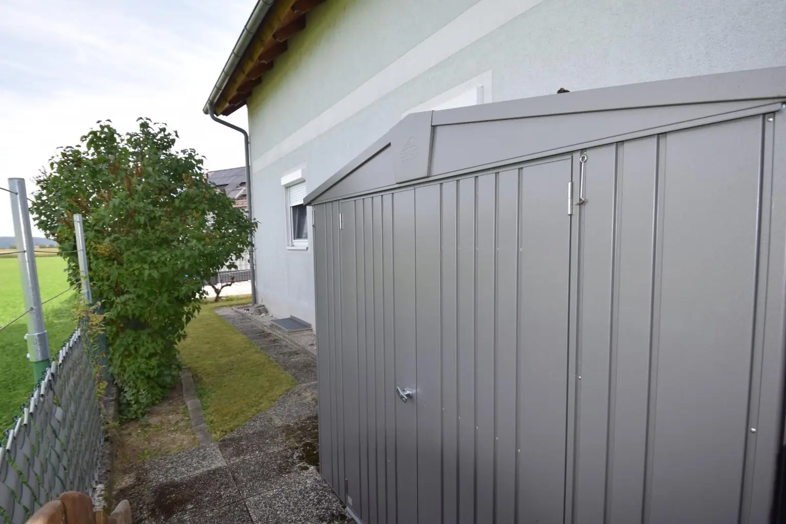 Platzwunder: Wohnung mit Eigengarten, 2 Parkplätzen, Keller & Dachboden