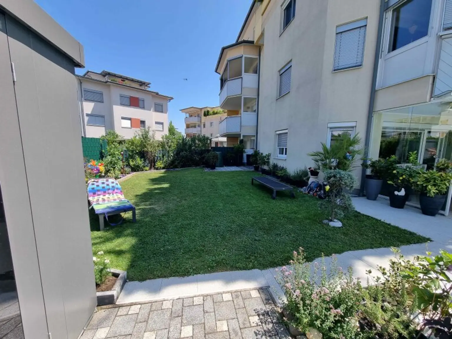 Traumhafte und neuwertige 3 Zi Gartenwohnung mit 220m² Eigengarten und Massiv-Pool in Waidmannsdorf mit Tiefgarage