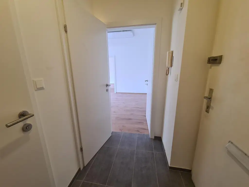 Anlegerhit - Komplett sanierte 2-Zimmer Wohnung mit Mieter