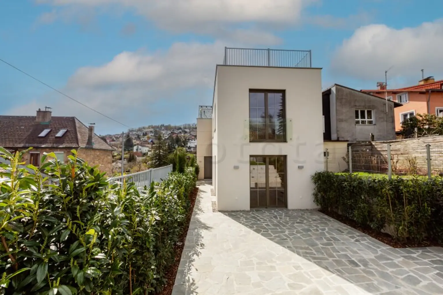 Lichtdurchflutete Architektenvilla mit Fernblick am Fuße des Wolfersbergs