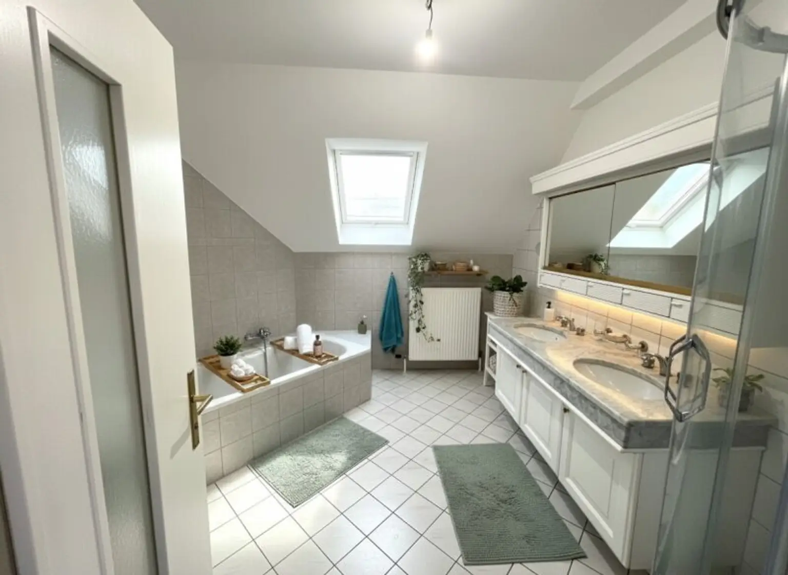 Attraktive Dachgeschoss-Wohnung in erstklassiger Lage der Josefstadt / Attractive attic flat in a first class location in Josefstadt