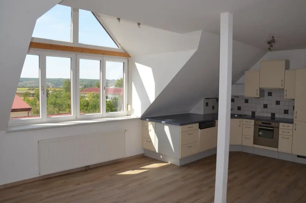 Großzügige Dachgeschosswohnung und Gartenmitbenutzung