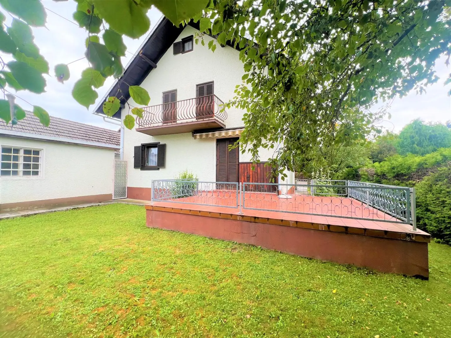 HÜBSCHES WOHNHAUS MIT NEBENGEBÄUDEN