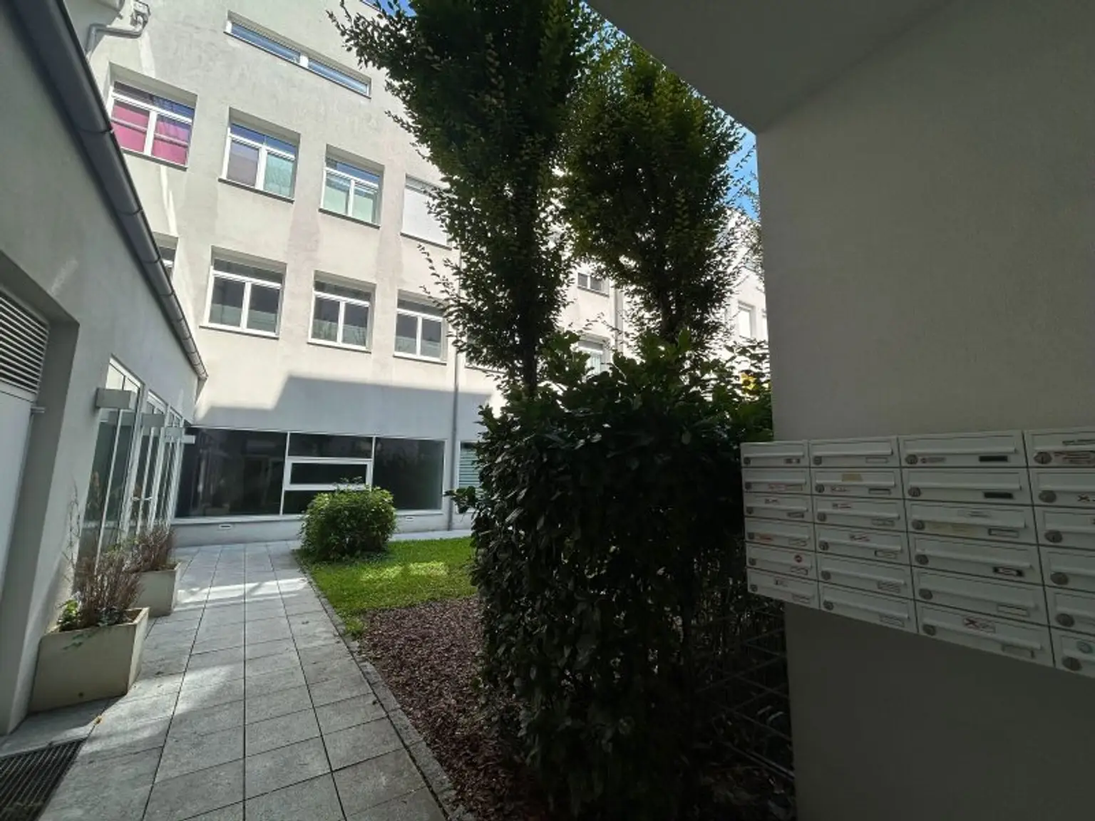 Nähe Landstraße: Moderne 3-Zimmer Wohnung mit Balkon und TG-Parkplatz zu mieten!