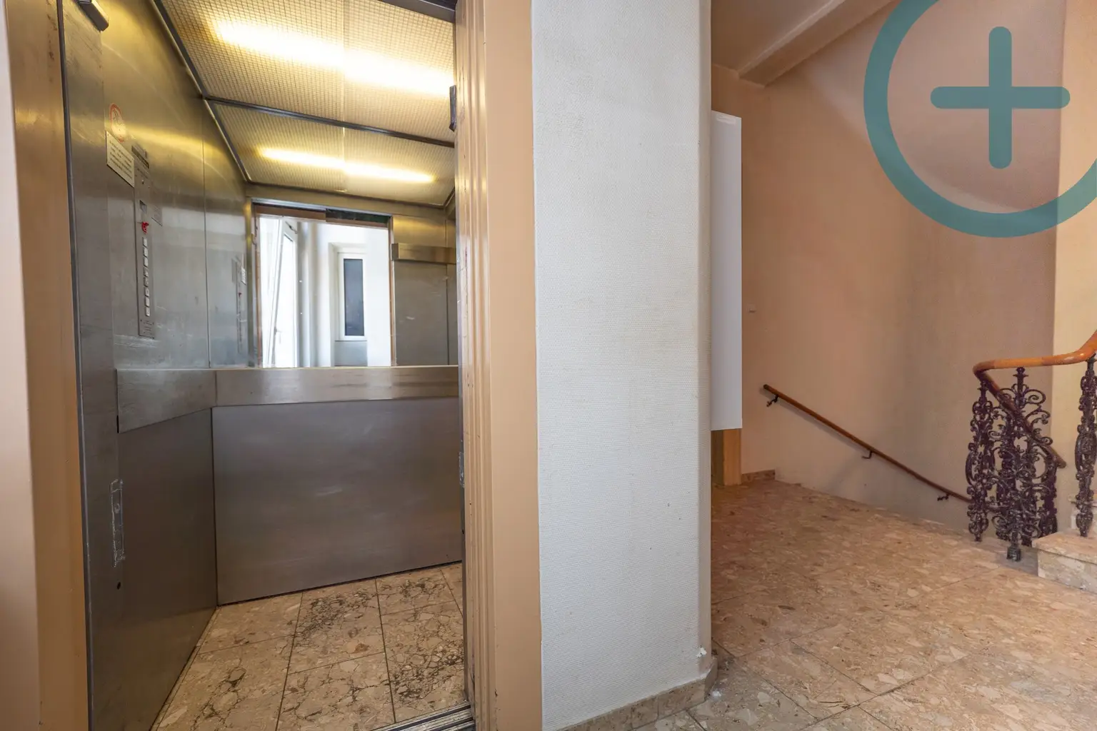 Stiegenhaus mit Lift