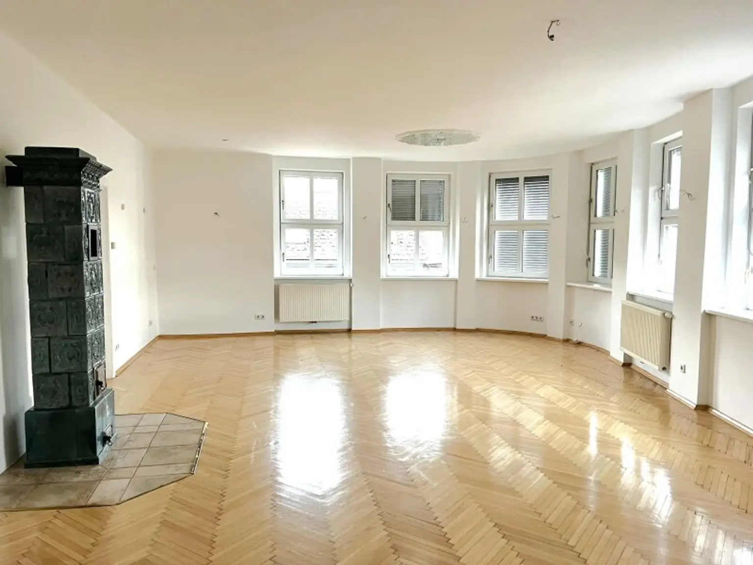 Büro mit Altbaucharme direkt an der Landstraße zu vermieten!