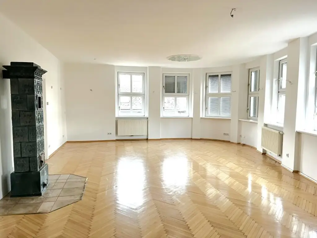 Büro mit Altbaucharme direkt an der Landstraße zu vermieten!