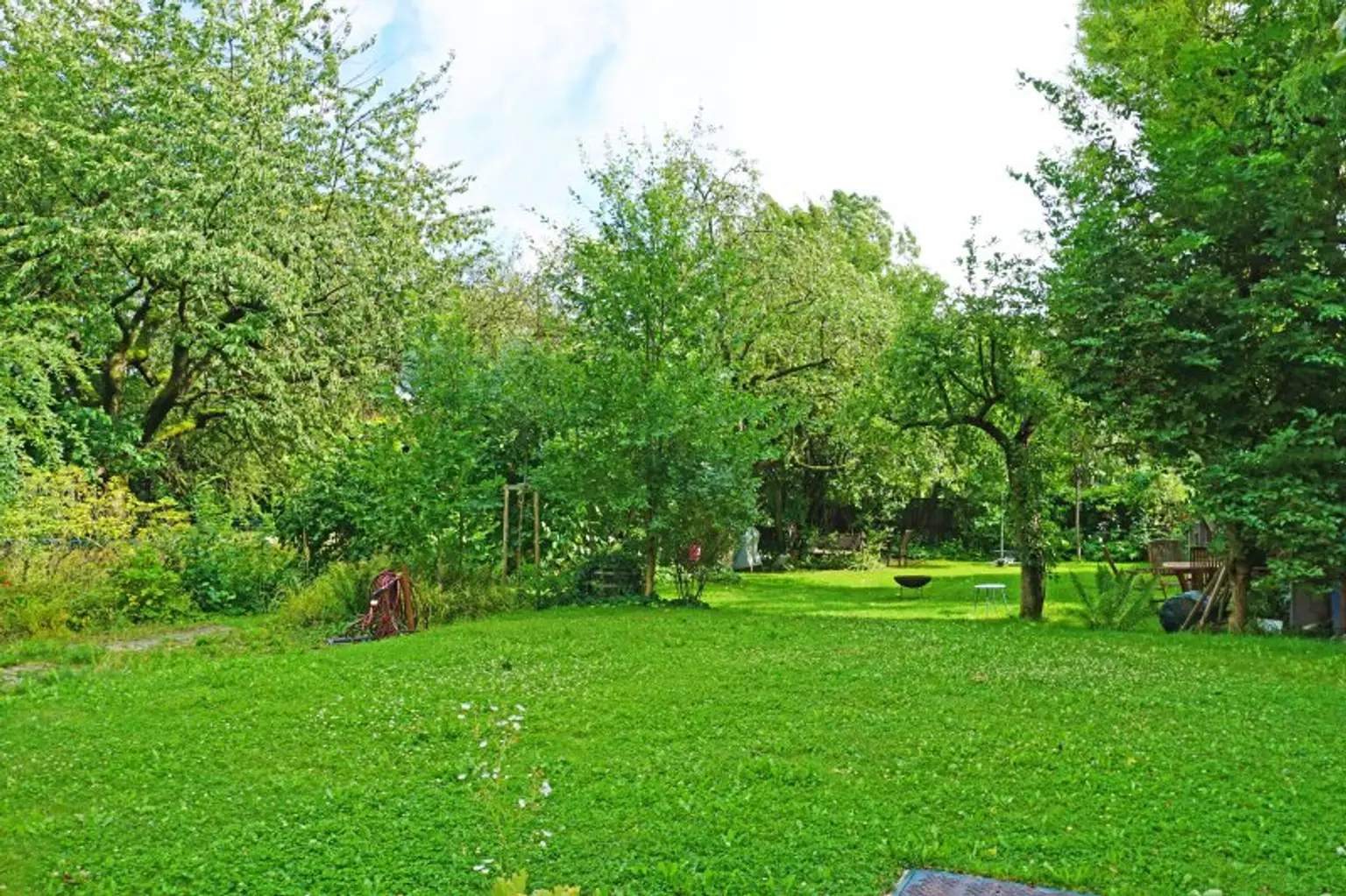 Altbauflair trifft Naturidylle am Wienflussweg – Wohnen am Stadtrand mit Südbalkon und Garten