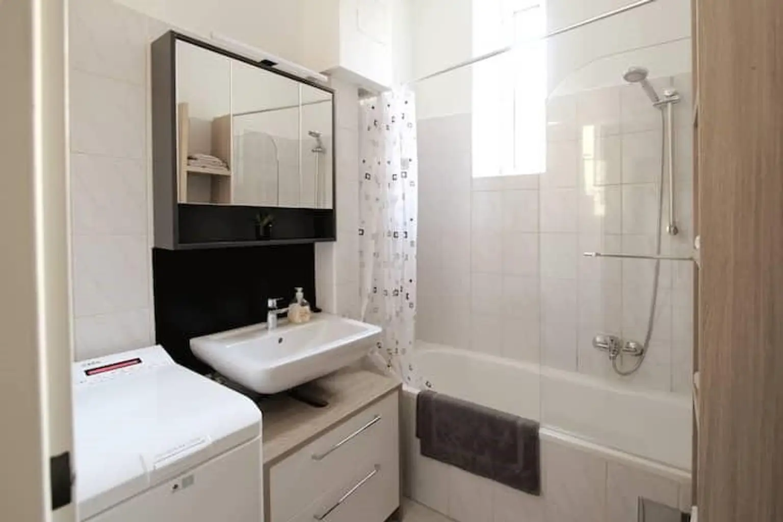 "Ruhige 2-Zimmer Altbau-Wohnung"