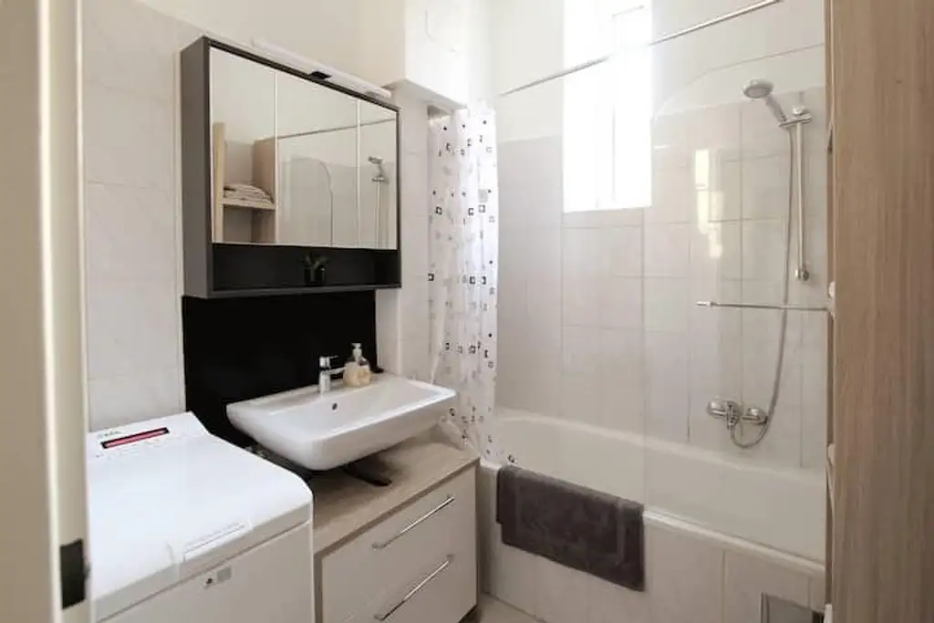 "Ruhige 2-Zimmer Altbau-Wohnung"