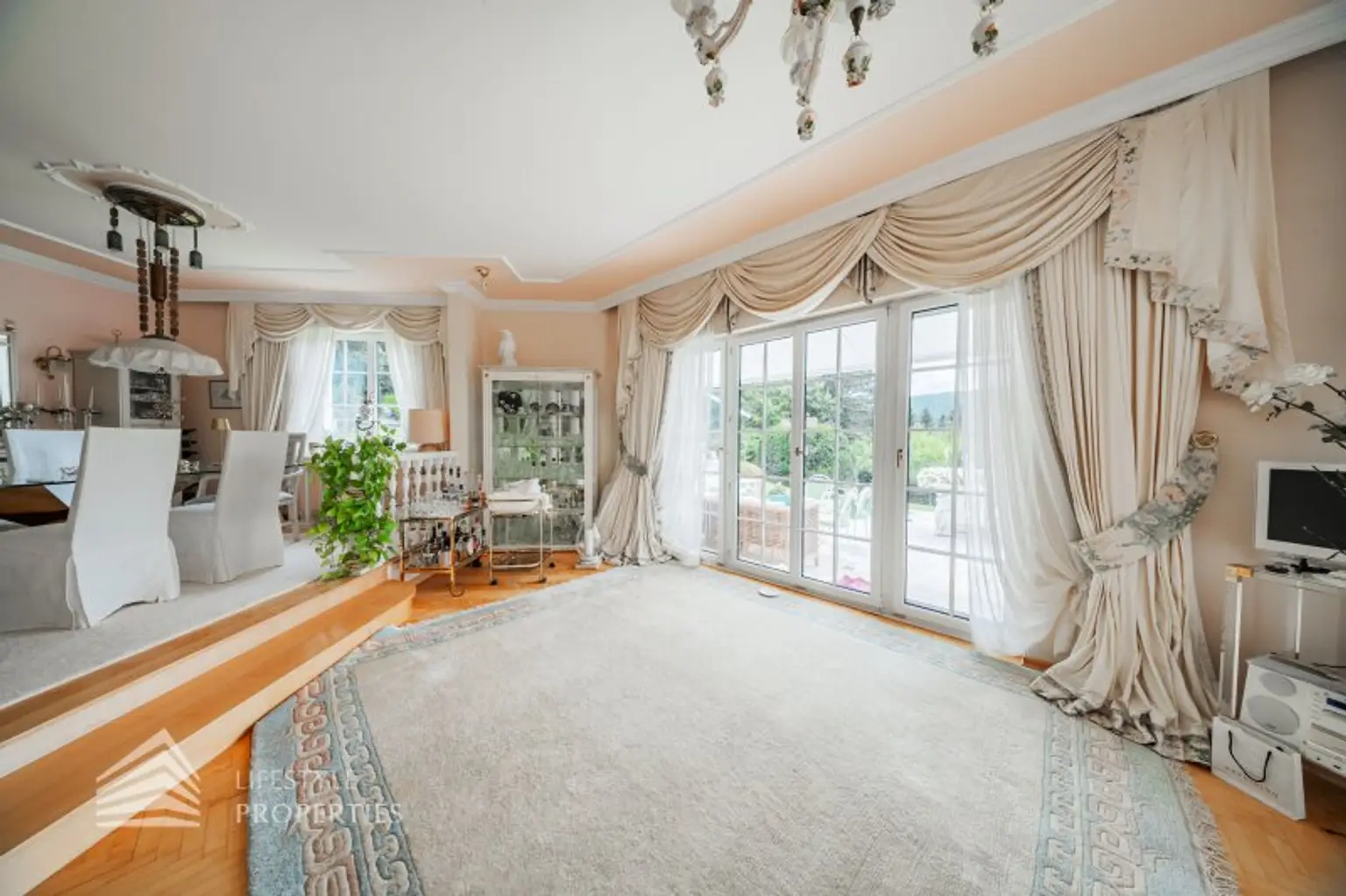 Beeindruckende Villa mit gepflegten Garten und Pool