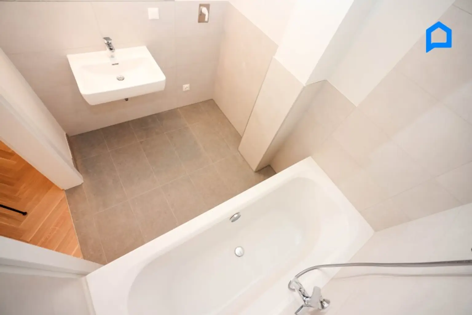 ERSTBEZUG, hell. JETZT einziehen! Kernsanierter Albau mit modernster Ausstattung TOP 9 / 53,54 m² Wohnfläche, 2 Zimmer plus Nebenräume, Kurzzeitvermietung möglich !