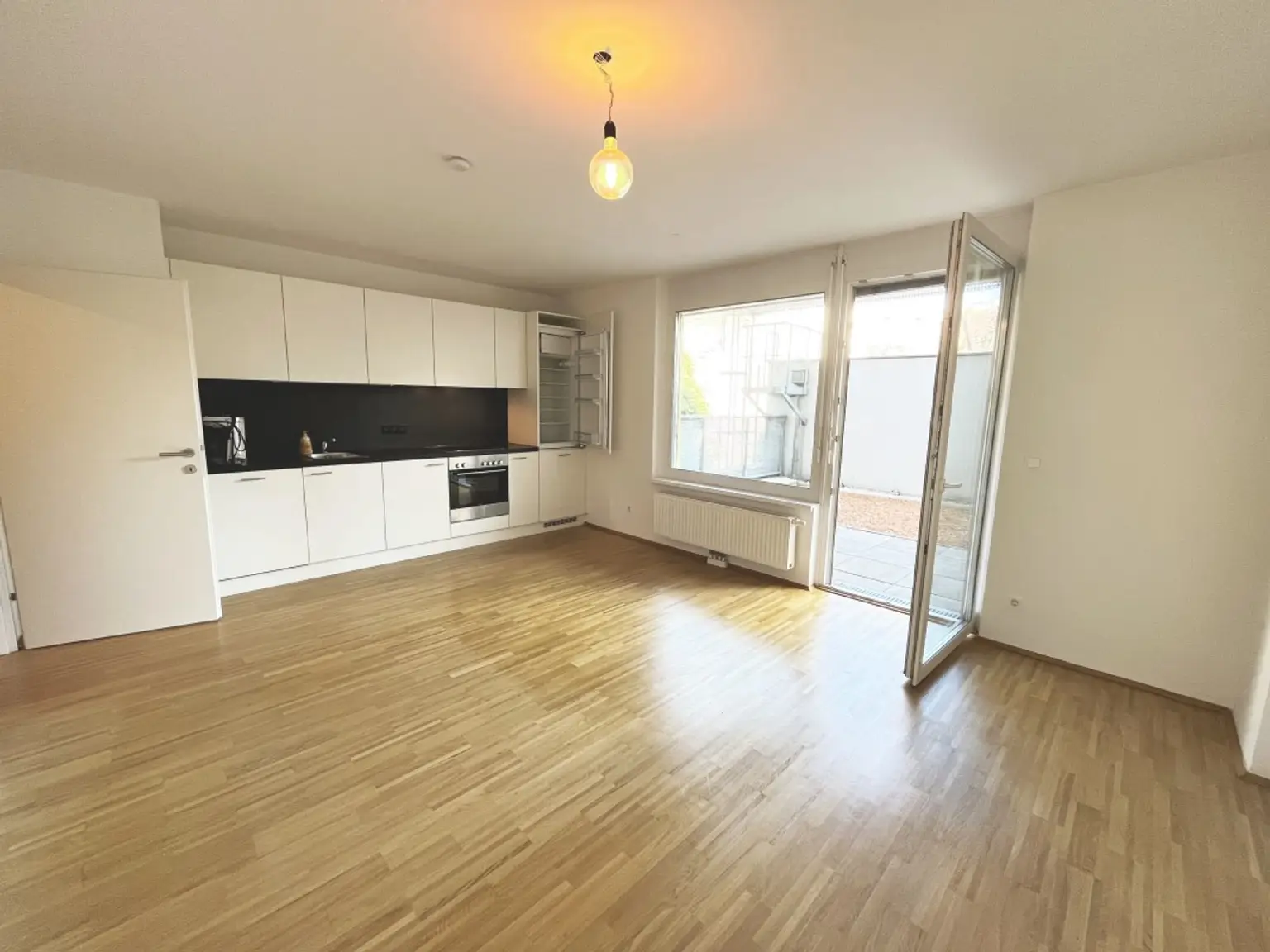Moderne 2-Zimmer-Wohnung mit ruhiger Terrasse und Dachgarten - 
in U-Bahn-Nähe!