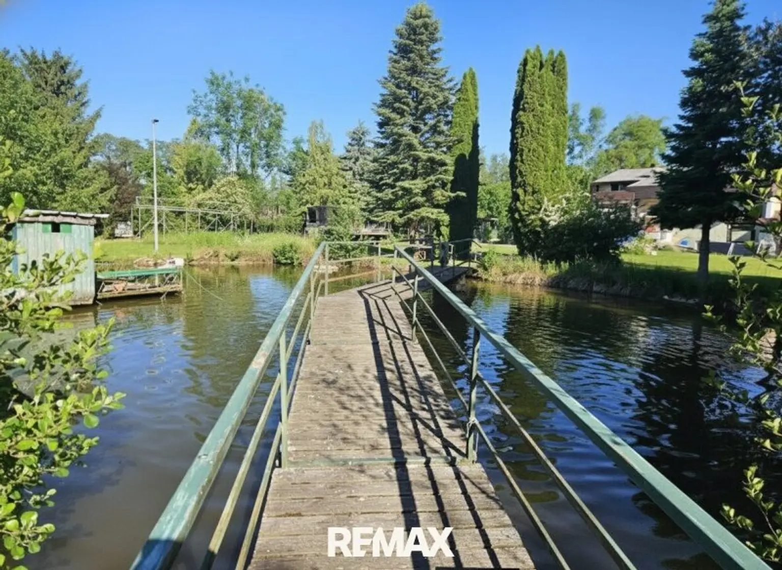 Brücke über den Teich
