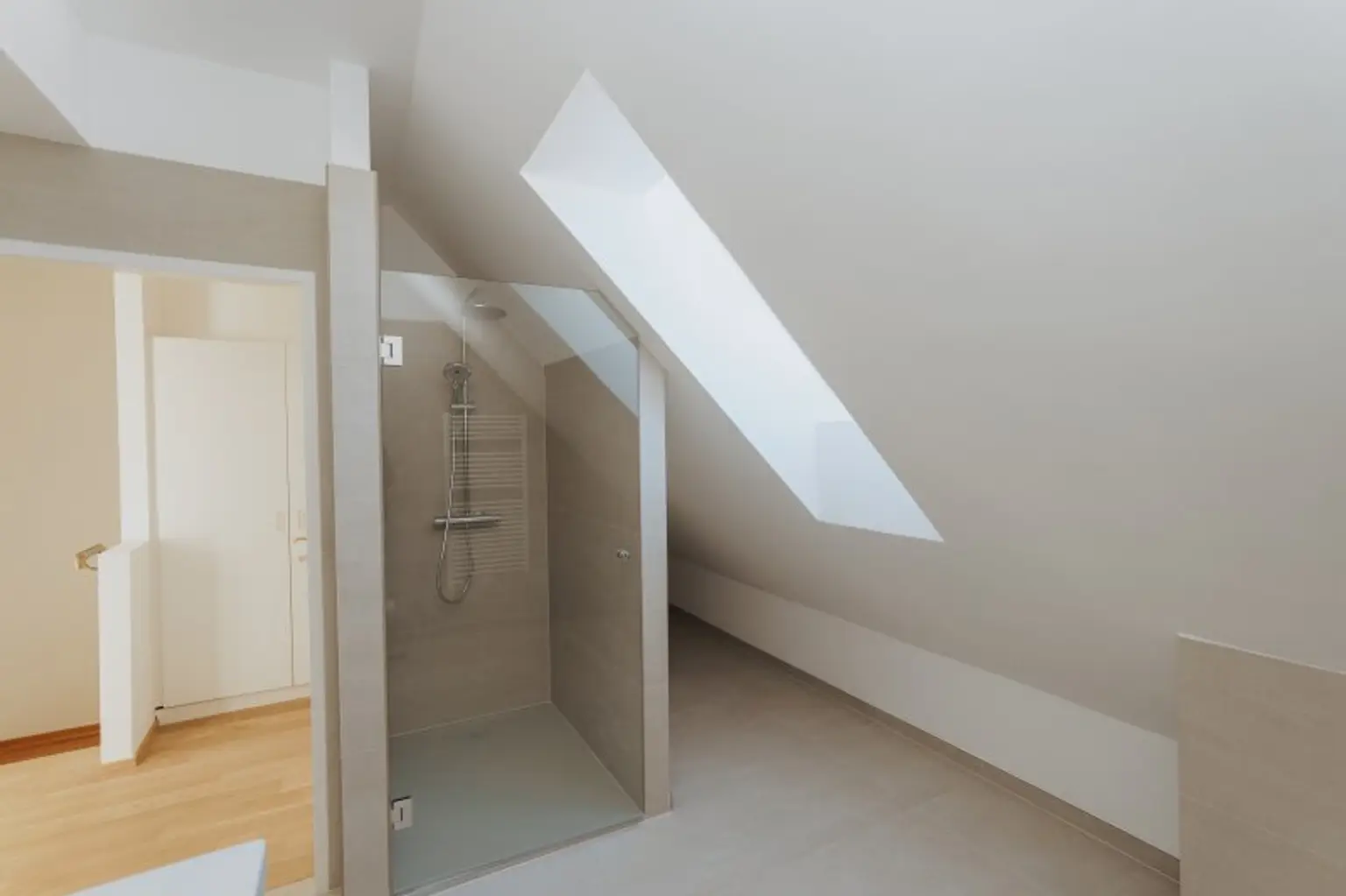 Schöne klimatisierte 3 Zimmer Maisonettewohnung im Dachgeschoß