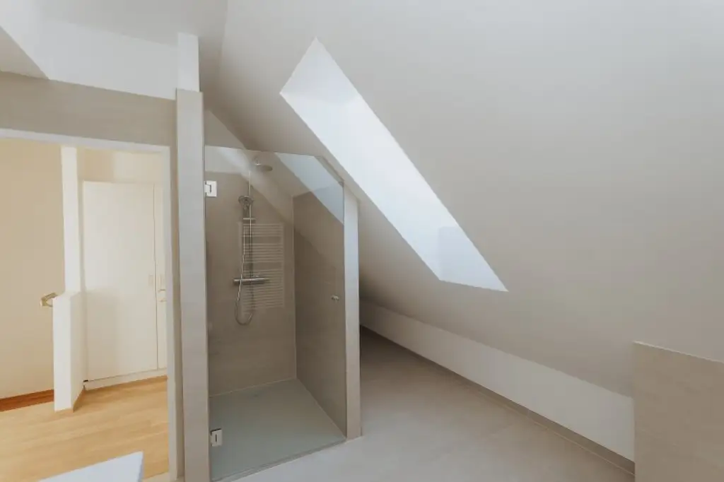 Schöne klimatisierte 3 Zimmer Maisonettewohnung im Dachgeschoß