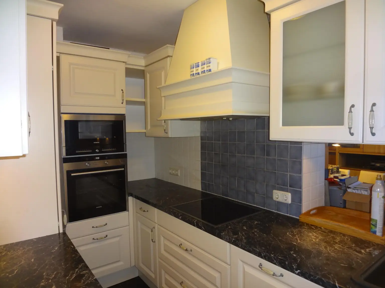 vollwertig eingerichtete Küche