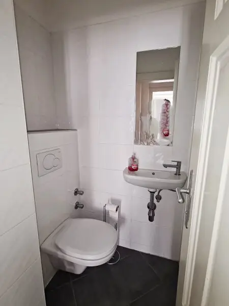 SALESIANERGASSE, teilsanierte 86 m2 Altbau, 3 Zimmer, Küche, Wannenbad, Parketten, 2. Liftstock, Botschaftsviertel