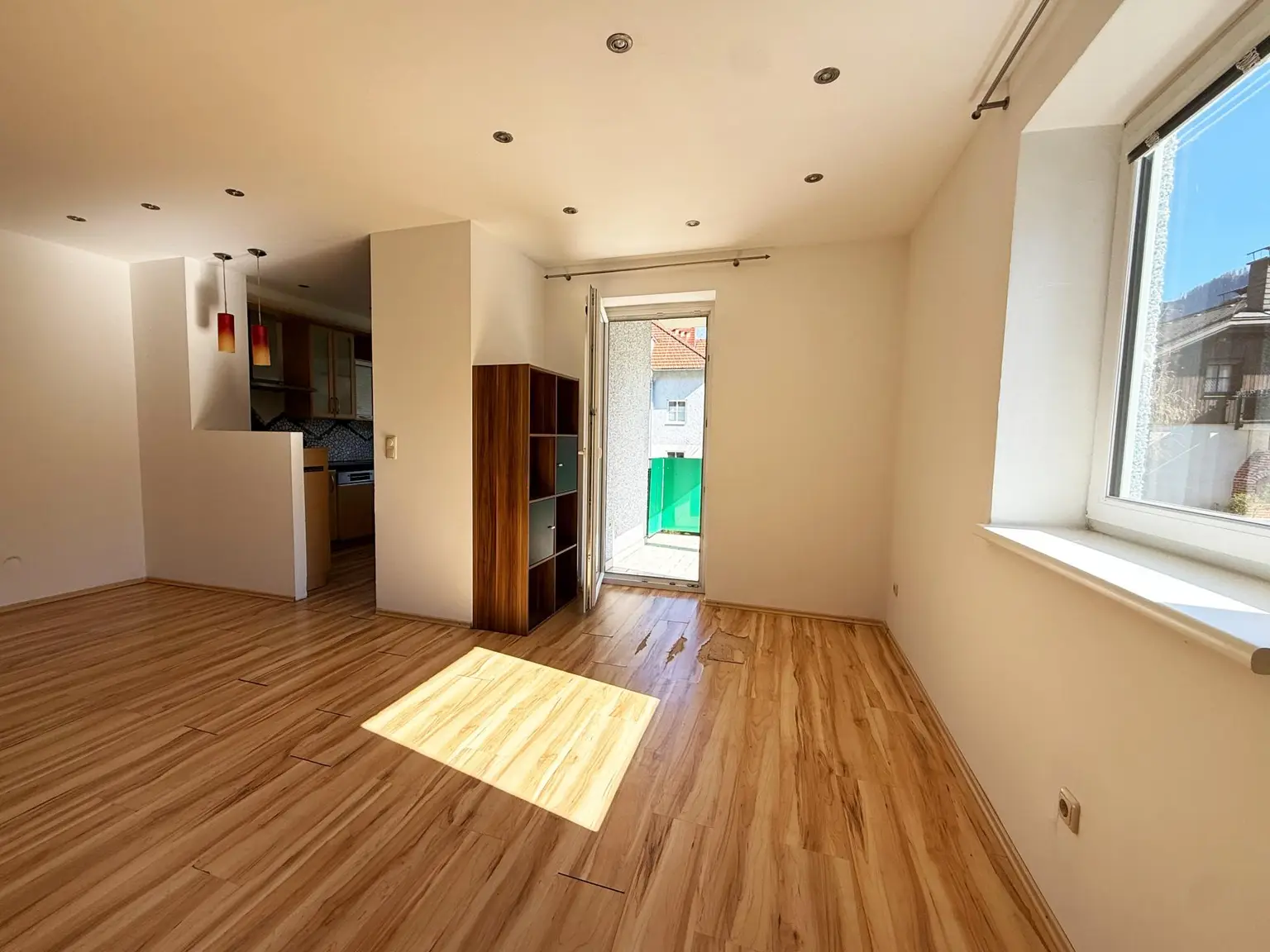 Wohnzimmer mit offener Küche