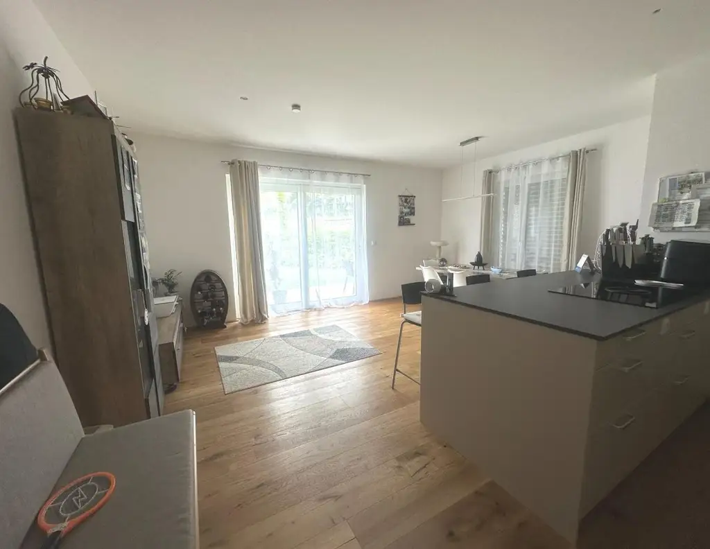 Vermietete Anlegerwohnung mit Garten - moderne Wohnqualität in ruhiger Lage