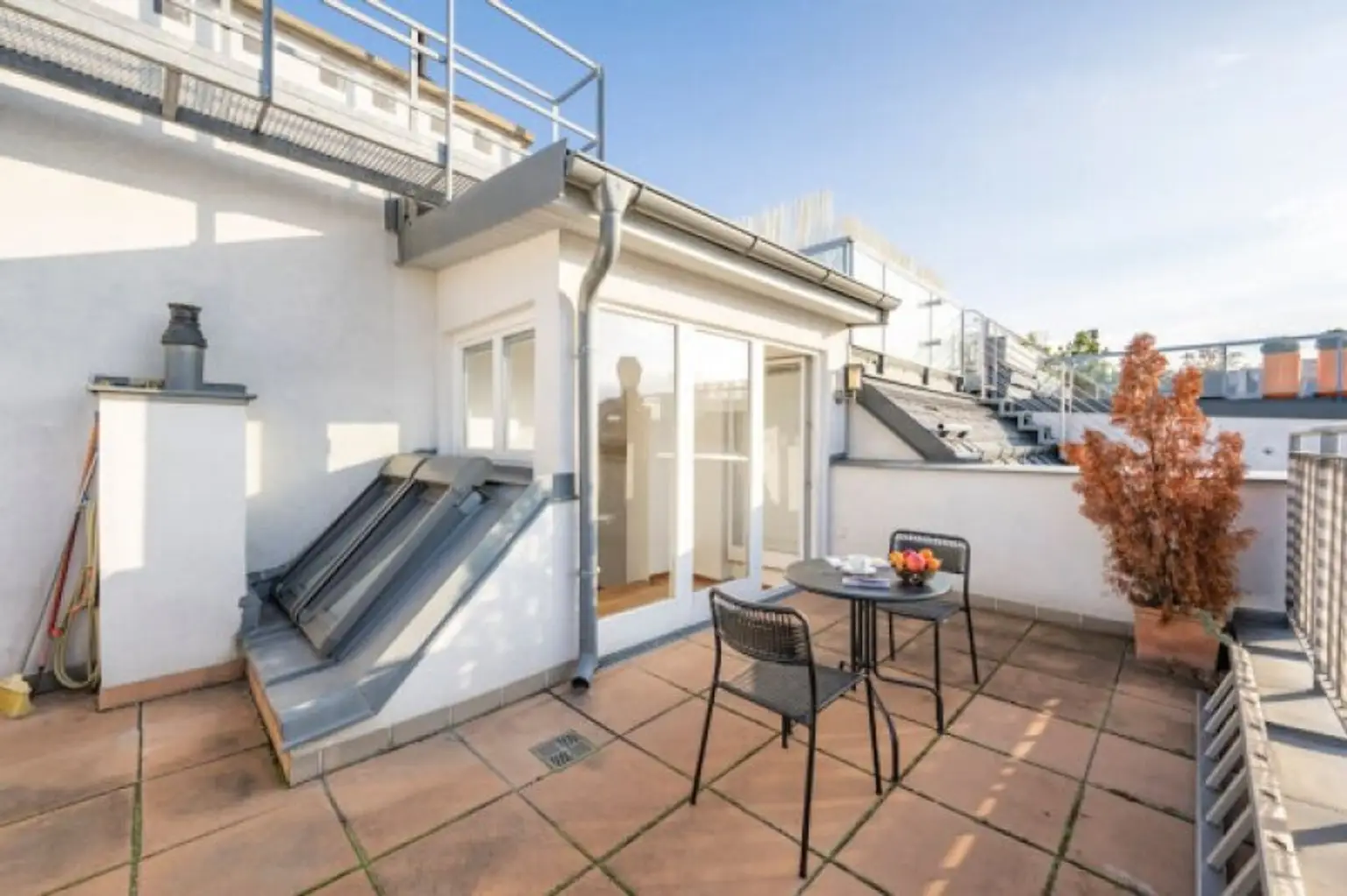 STAATSOPER-BLICK, klimatisiertes 110 m2 Dachgeschoss mit 20 m2 Terrasse, 3 Zimmer, Extraküche, 2 Bäder, Möblierung möglich