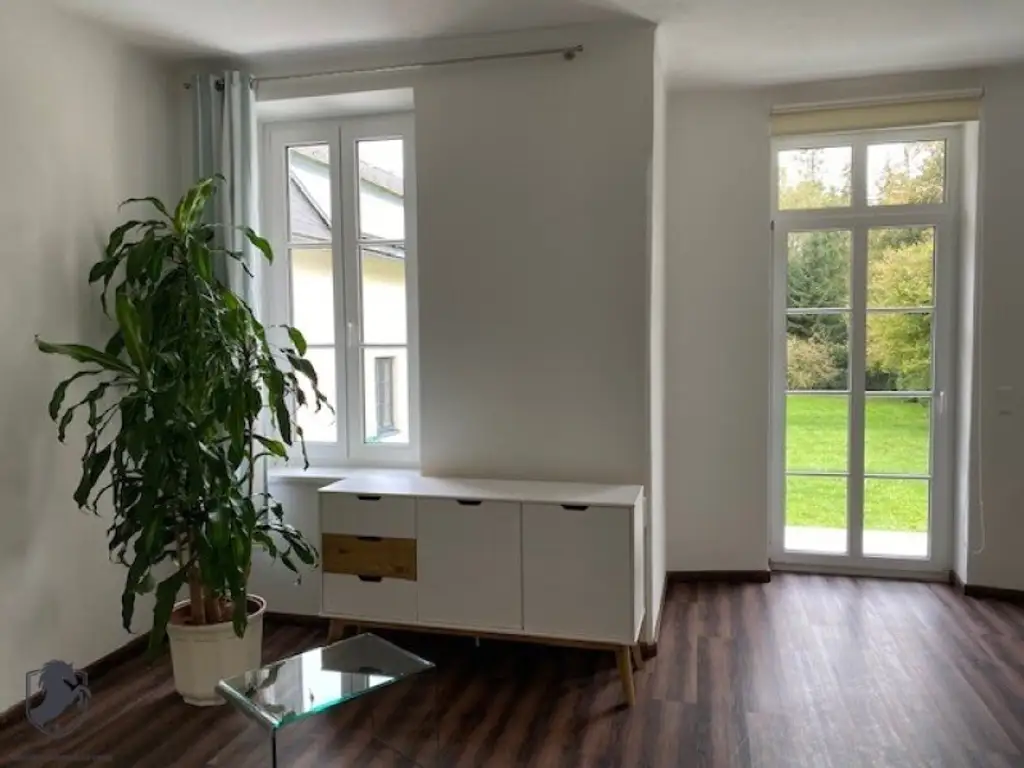 Außergewöhnliche Villa mit drei Wohneinheiten, Gewerbeeinheit & teilbarem Grundstück