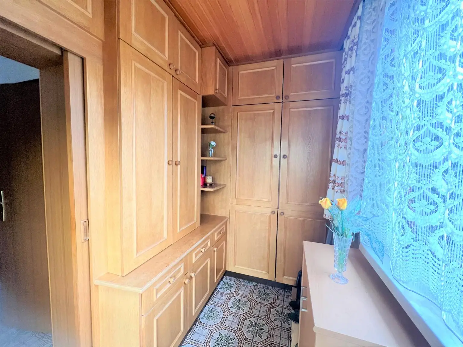 HÜBSCHES WOHNHAUS MIT NEBENGEBÄUDEN