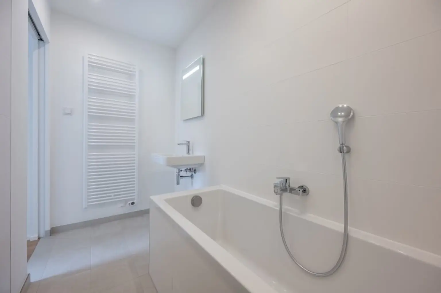 ++MOLLARD 50++ Moderne 2-Zimmer-Wohnung mitten im Herzen der Stadt (1/10)