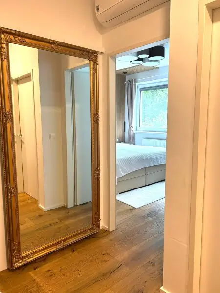 Spiegeltür zum Badezimmer
