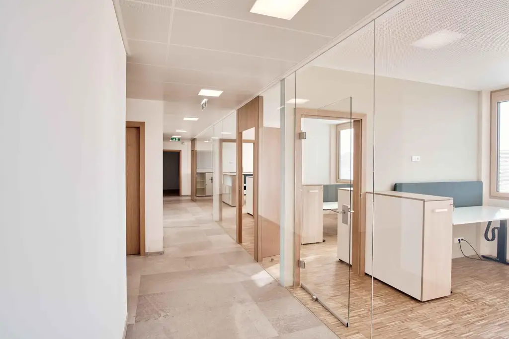 HI TECH BETRIEBSGEBÄUDE