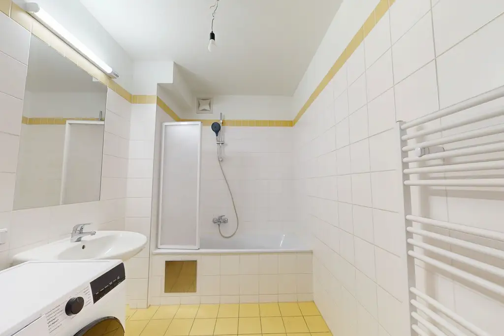 Historischer Charme trifft moderne Wohnqualität – 
3-Zimmer-Wohnung mit Innenhof-Terrasse