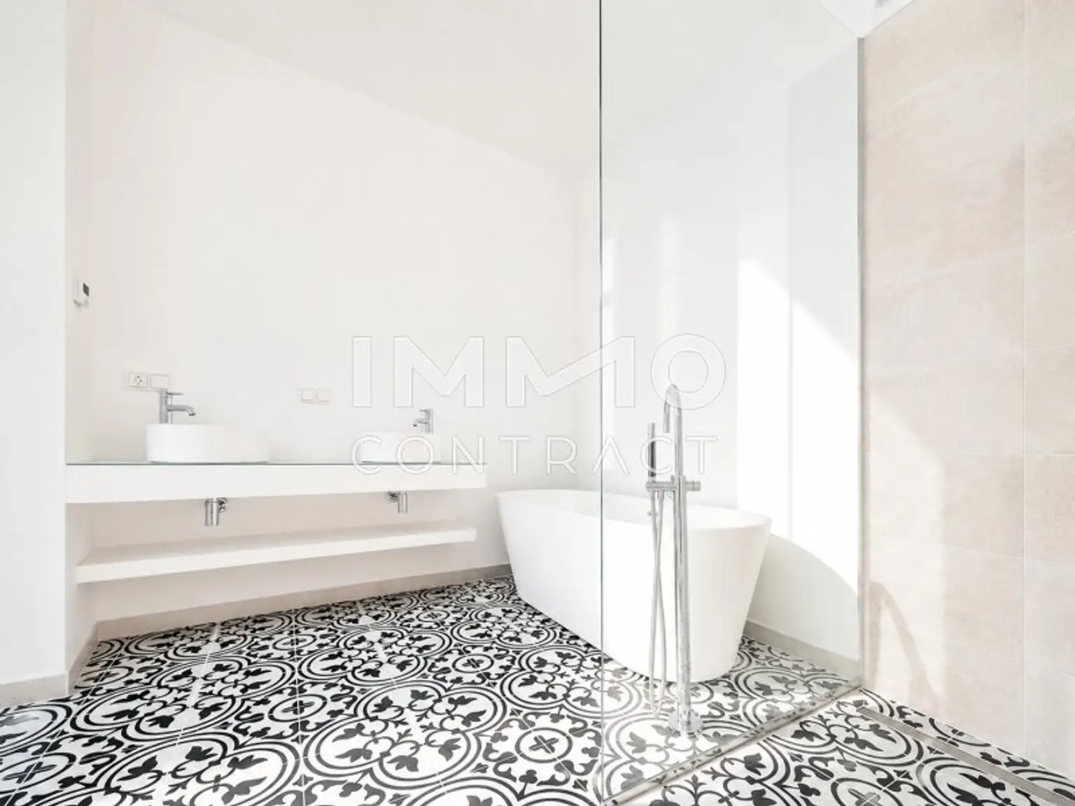 BAD MIT BADEWANNE UND DUSCHE