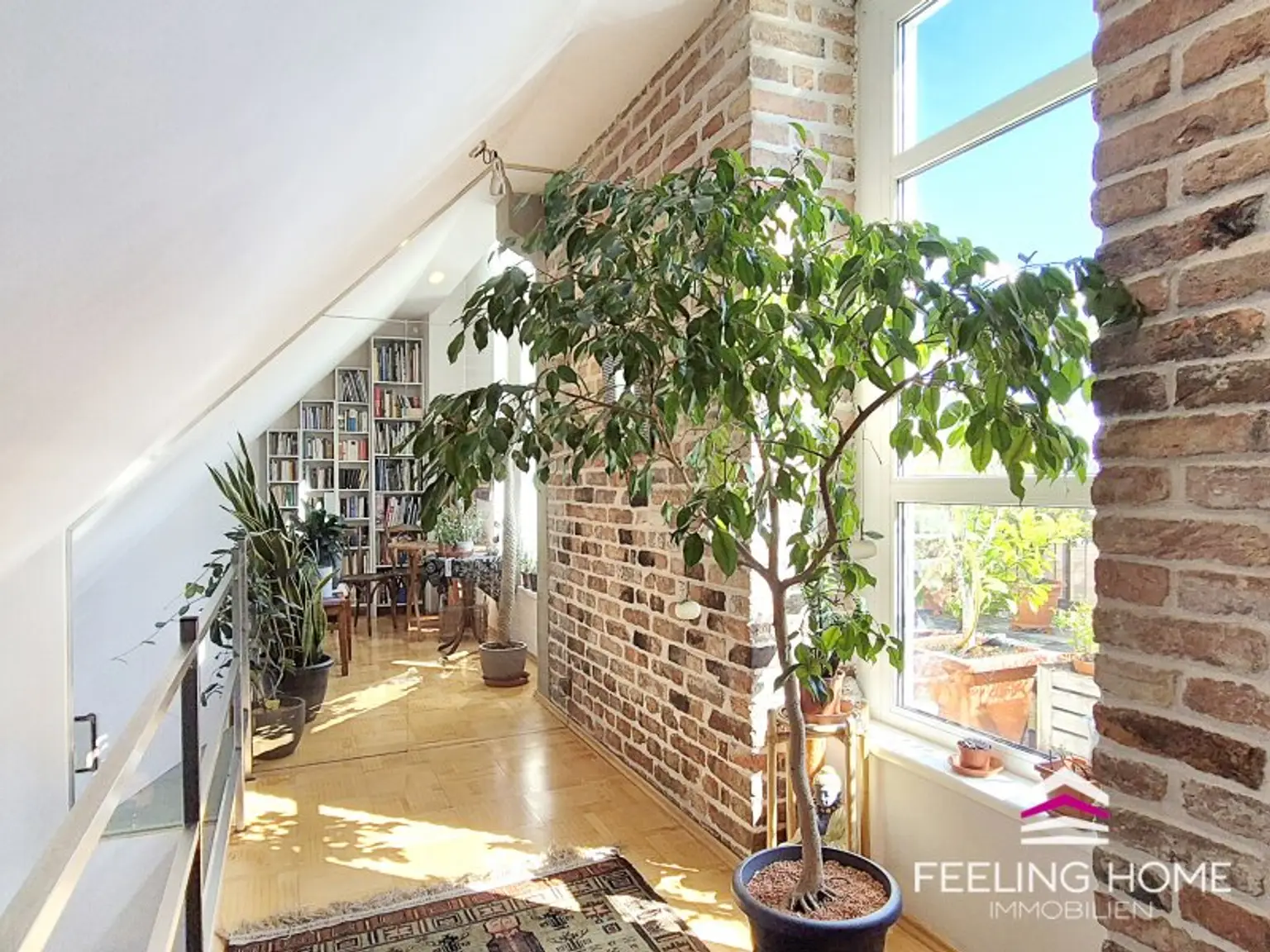 SPEKTAKULÄR! DG-Maisonette mit 5,20m Deckenhöhe & traumhafter Galerie – Wohnen wie im Loft mit großer Terrasse!
