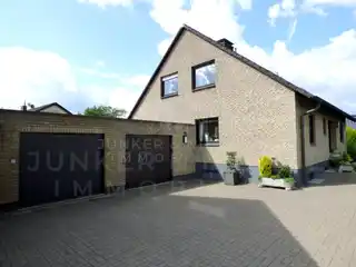 Einfahrt mit einer Garage