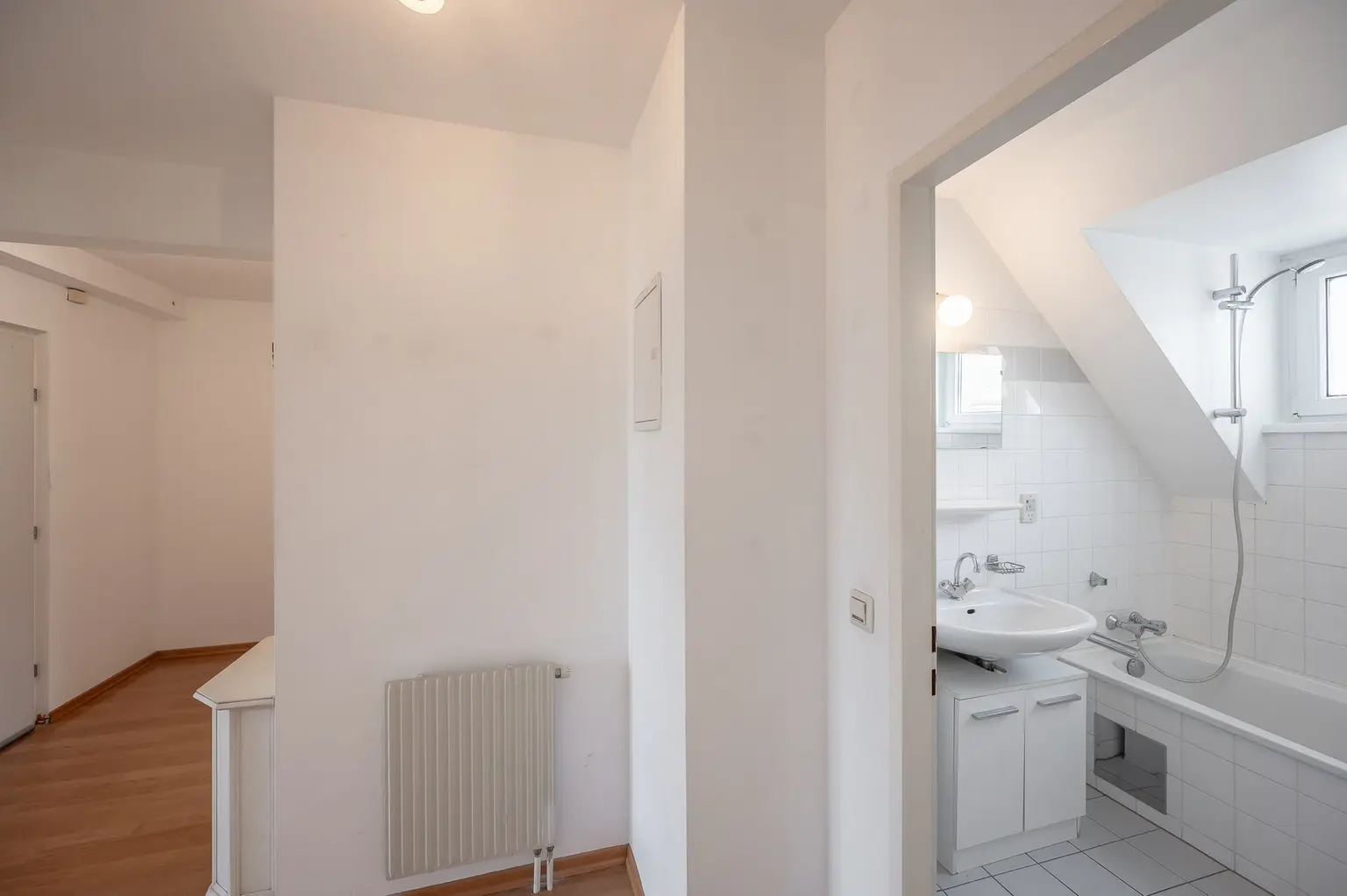 Vorzimmer mit Blick ins Badezimmer