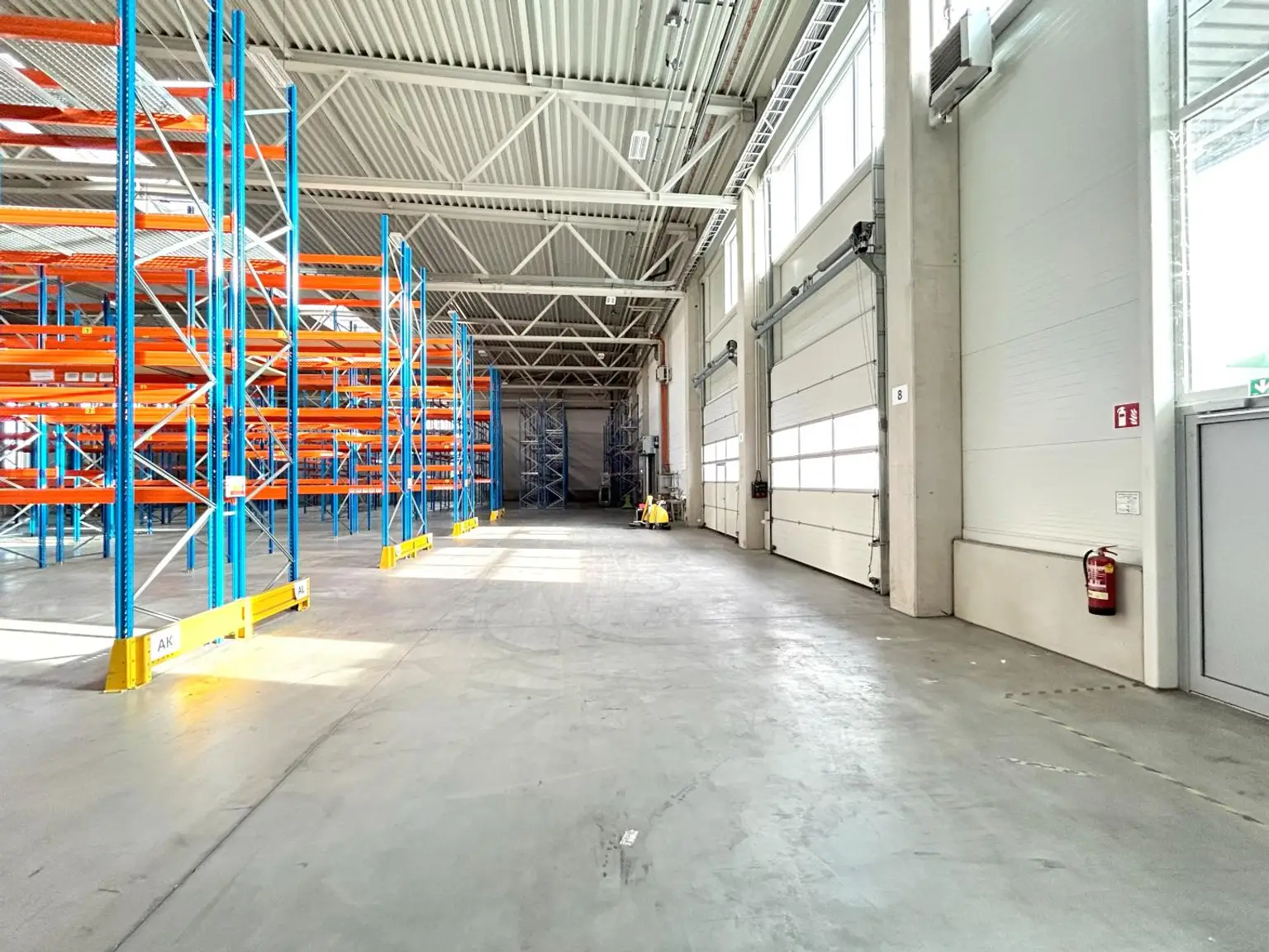 Neuwertige Lagerhalle sowie Produktionsstandort mit Büroflächen