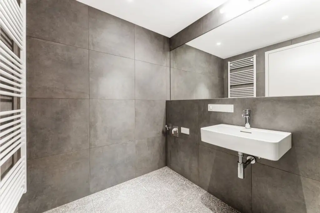 Erstbezug ab Februar! Nähe U6/U4! Helle 2-Zimmer-Wohnung mit Loggia zu vermieten!