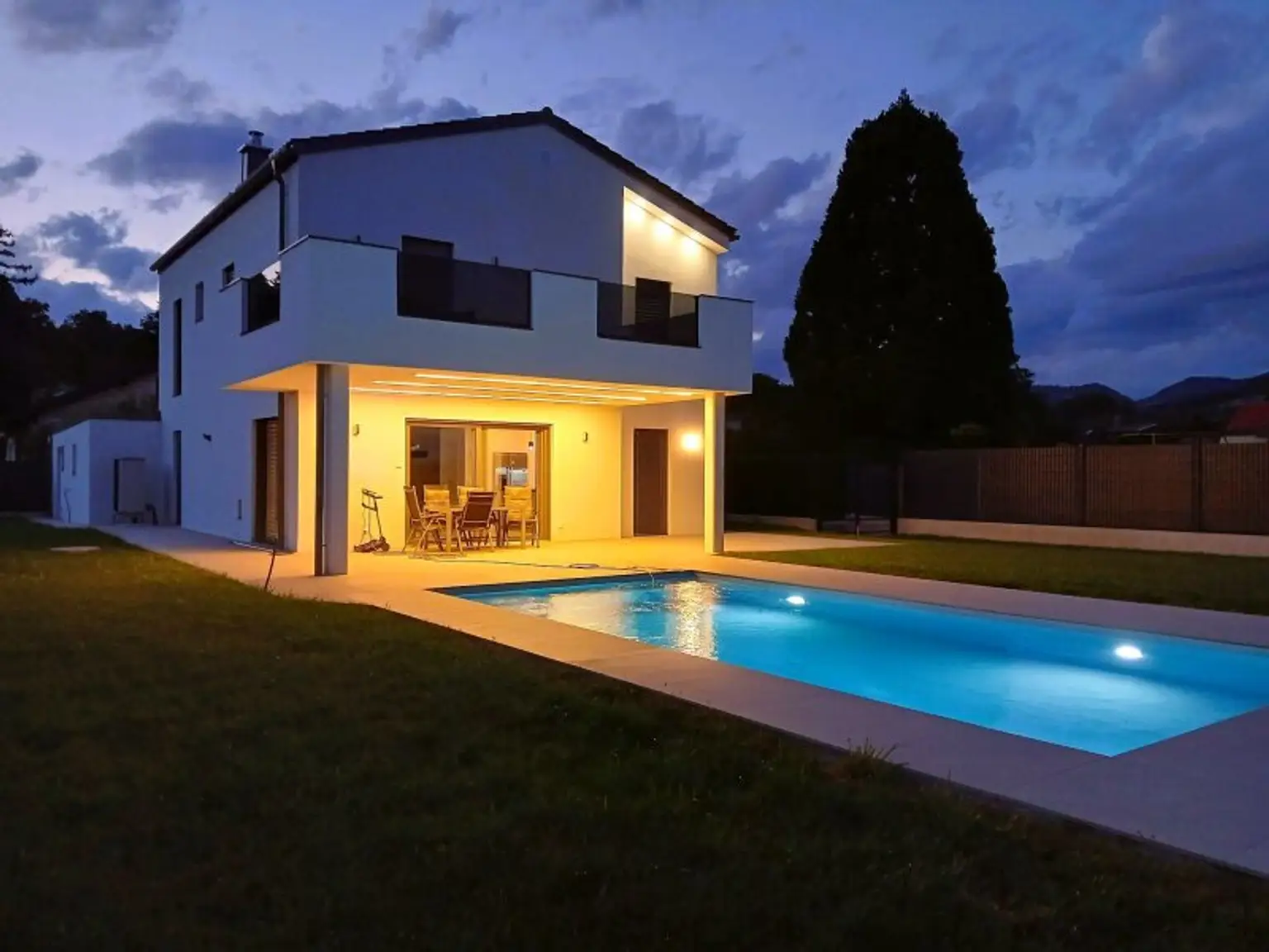 Hochwertig mit Pool & Weitblick für pure Lebensqualität