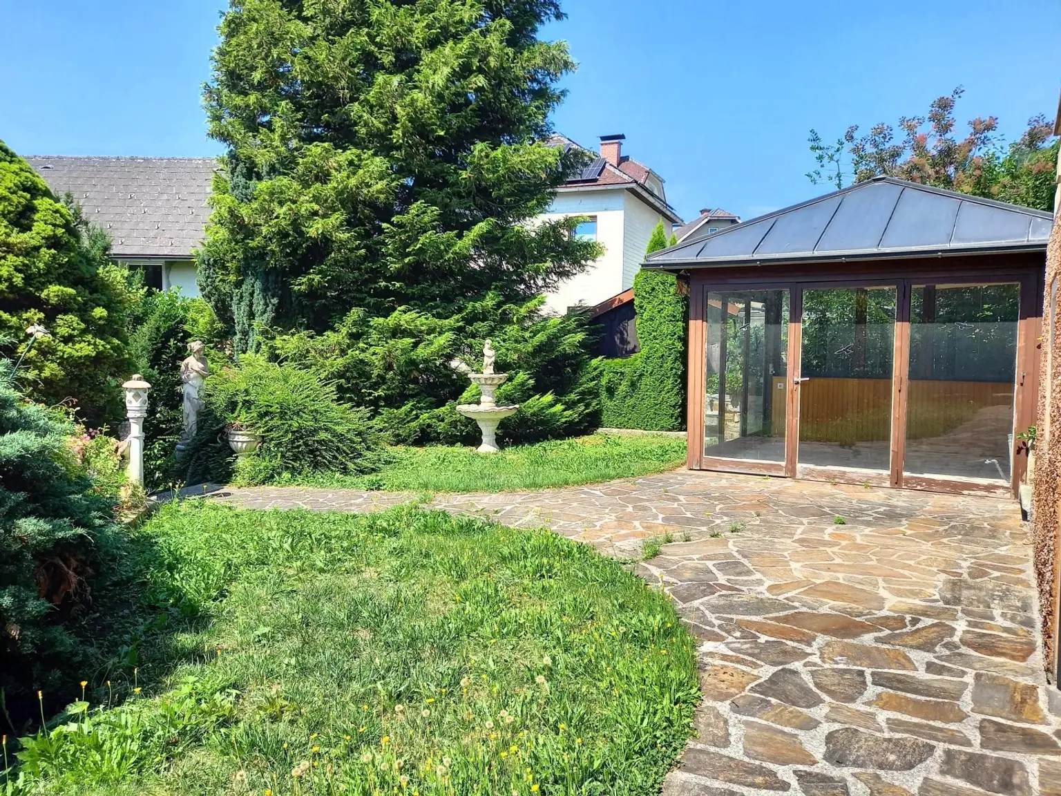 Zauberhafte Villa zum Renovieren auf 1.199 m² Grund samt Nebengebäude mit Garage im Stadtzentrum