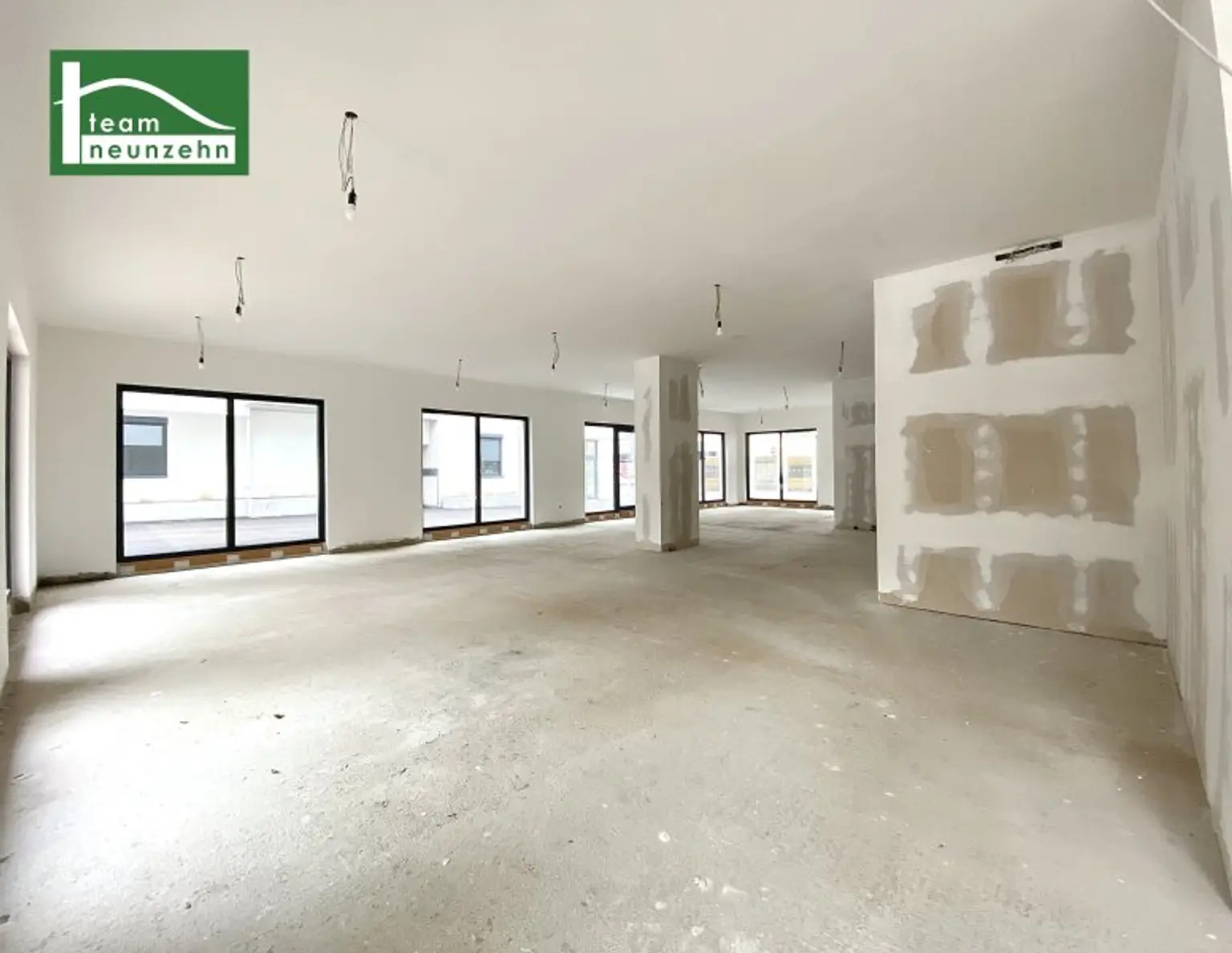 Gewerbeobjekt im Karmeliterhof zwischen Rathausplatz und Julius-Raab-Promenade! BAR/KONDITOREI/CAFE. - WOHNTRAUM
