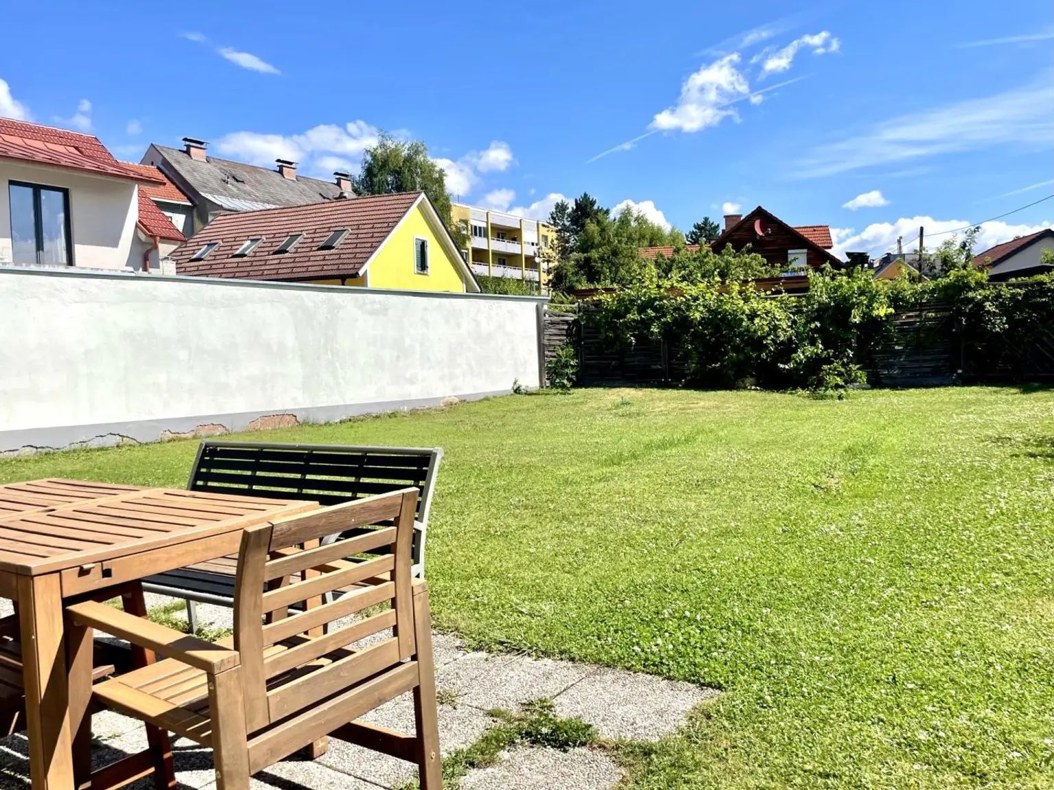 Modern sanierte Dachgeschosswohnung mit hochwertiger Klimaanlage