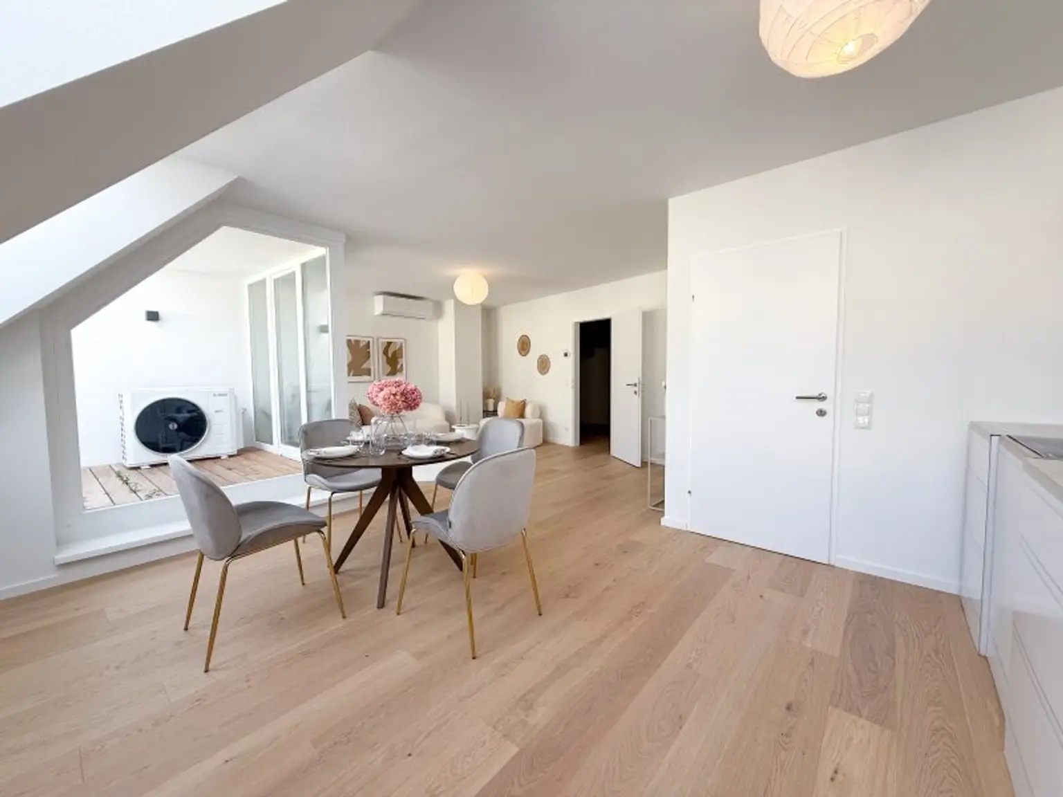 Lichtdurchflutete Dachgeschoss-Maisonette mit Terrasse in begehrter Lage Währings