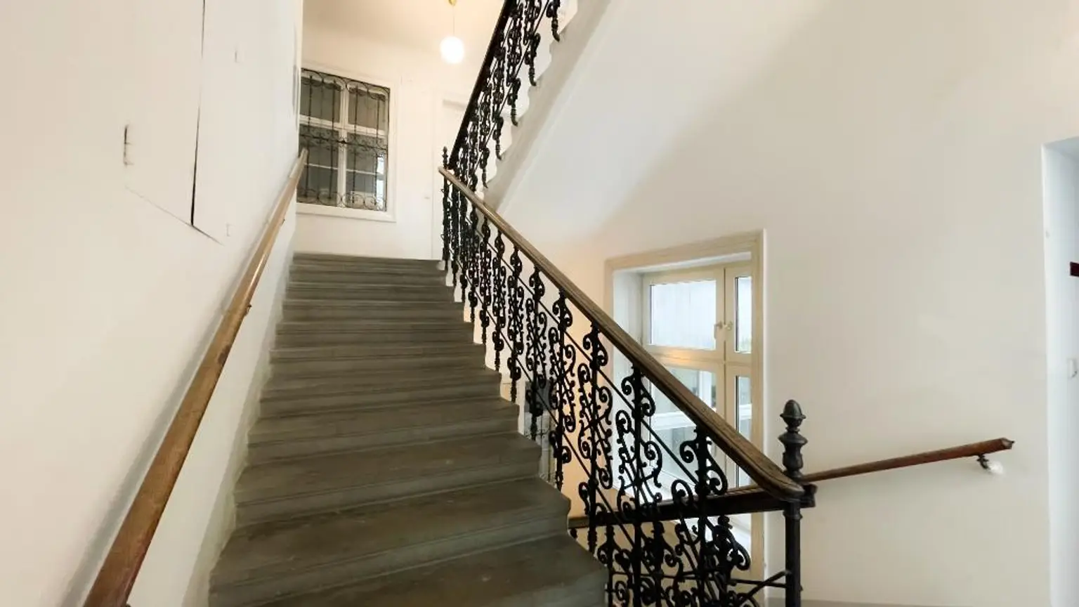 3 Zimmer mit Balkon, komplett neues Bad und WC