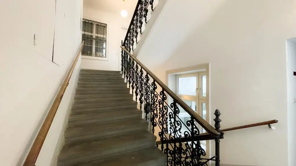 3 Zimmer mit Balkon, komplett neues Bad und WC